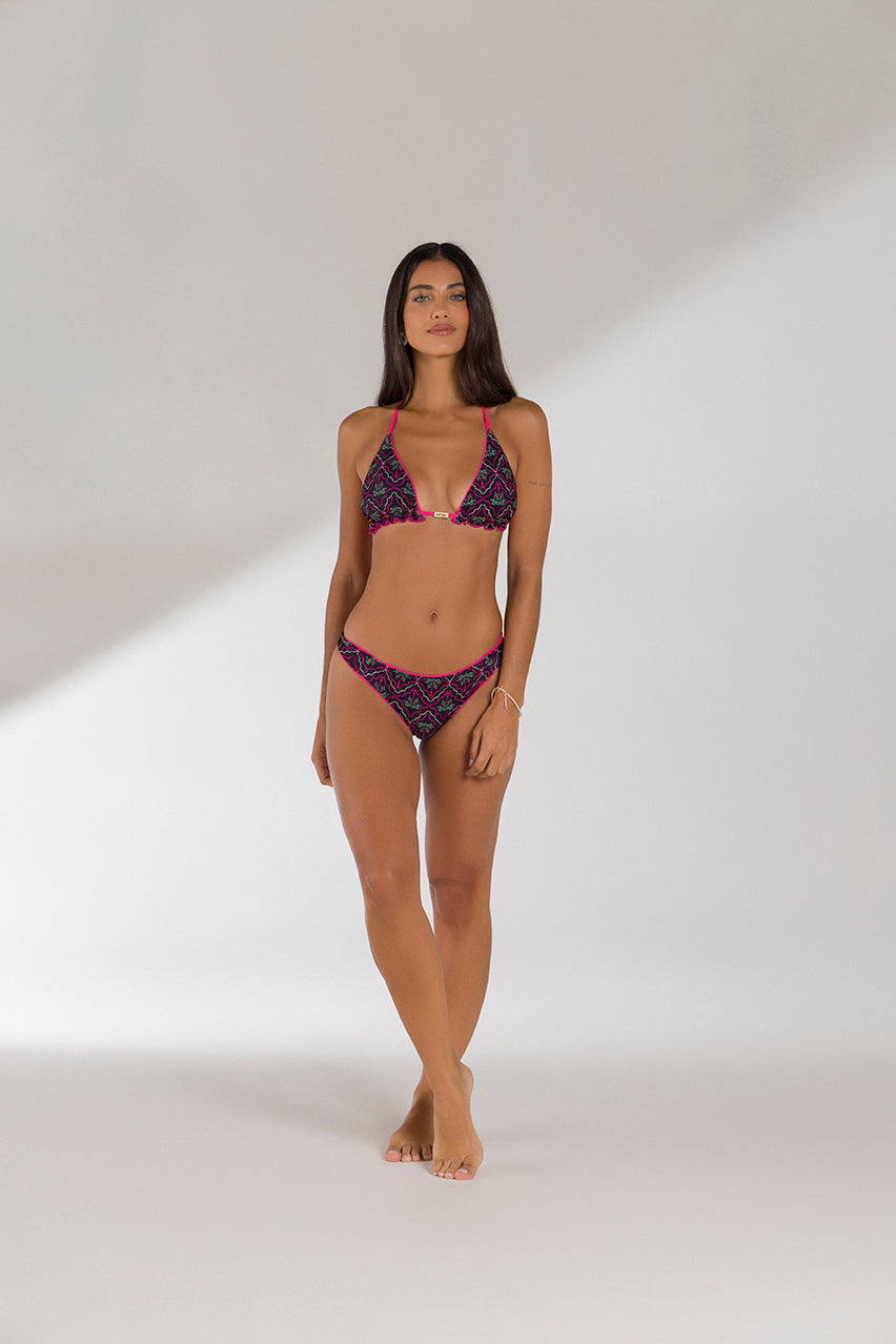 beachwear
biquíni 'cheeky'
biquíni animal print
biquíni asa delta
biquíni cortininha
biquíni de cintura alta
biquíni geometria / tie-dye
biquíni neon
biquíni plus size
biquíni strapless ou sem alças