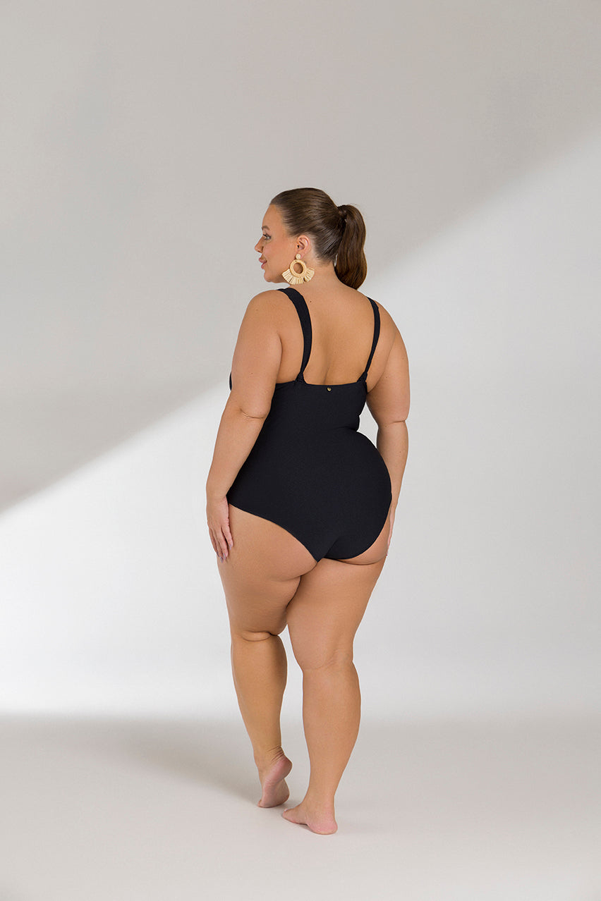 moda praia plus size;
maiô tendência verão 2025;
maiô sofisticado;
maiô sexy plus size;
maiô secagem rápida;
maiô resort e viagens;
maiô plus size;
maiô plus size alta qualidade;
maiô piscina e praia;
maiô modelador plus size;
maiô feminino verão;
maiô elegante e moderno;
maiô decote V;
maiô confortável;
maiô com franzidos
maiô clássico feminino;
maiô azul elegante;
maiô anatômico;
maiô alonga silhueta;