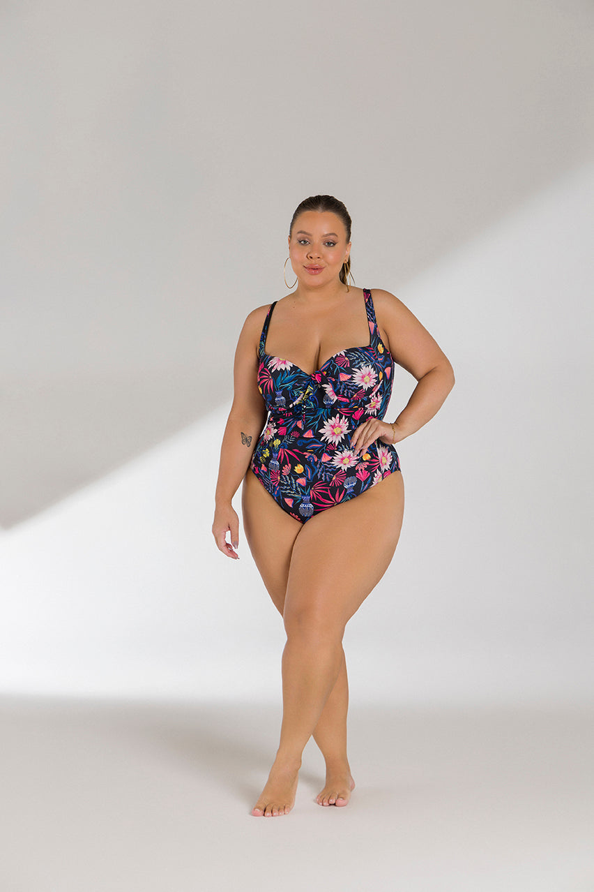 biquíni plus size
maiô anatômico;
maiô com franzidos
maiô confortável;
maiô decote V;
maiô elegante e moderno;
maiô feminino verão;
maiô modelador plus size;
maiô piscina e praia;
maiô plus size;
maiô plus size alta qualidade;
maiô secagem rápida;
maiô sexy plus size;
maiô sofisticado;
maiô tendência verão 2025;
moda praia plus size;
modelo sustentável / ecológico