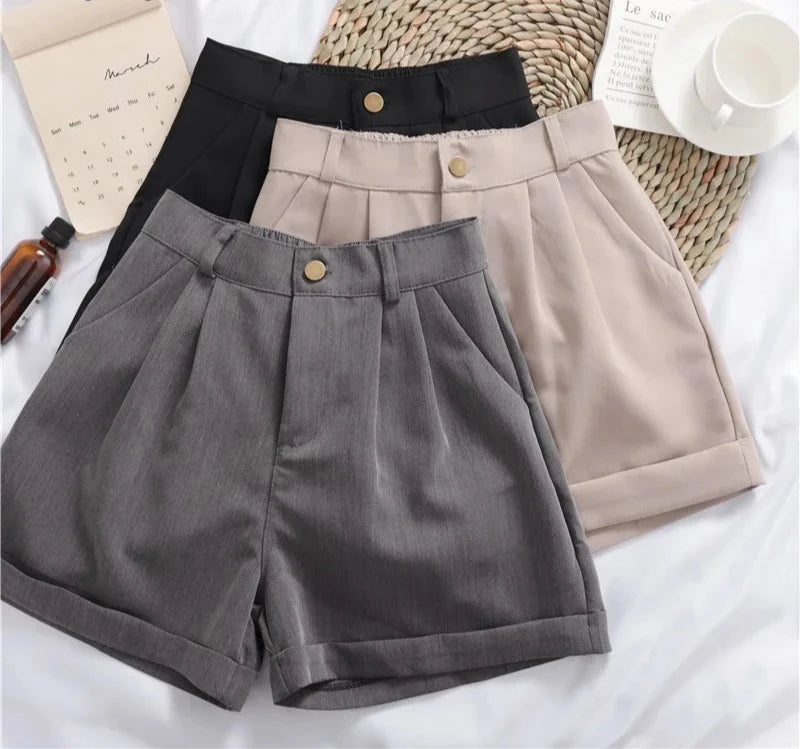 Shorts Feminino com cintura de elástico e detalhe de botão na frente Barbara