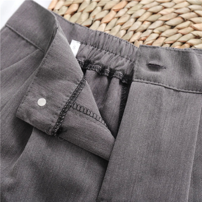 Shorts Feminino com cintura de elástico e detalhe de botão na frente Barbara
