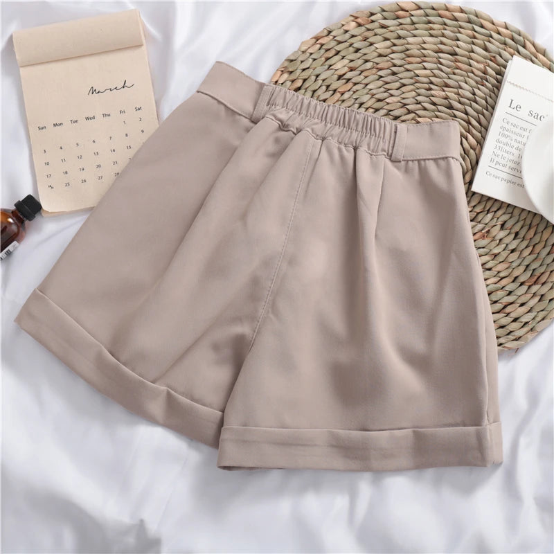 Shorts Feminino com cintura de elástico e detalhe de botão na frente Barbara