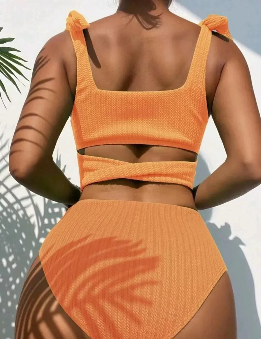 Biquíni Feminino com cor única e detalhe na alça Suzan