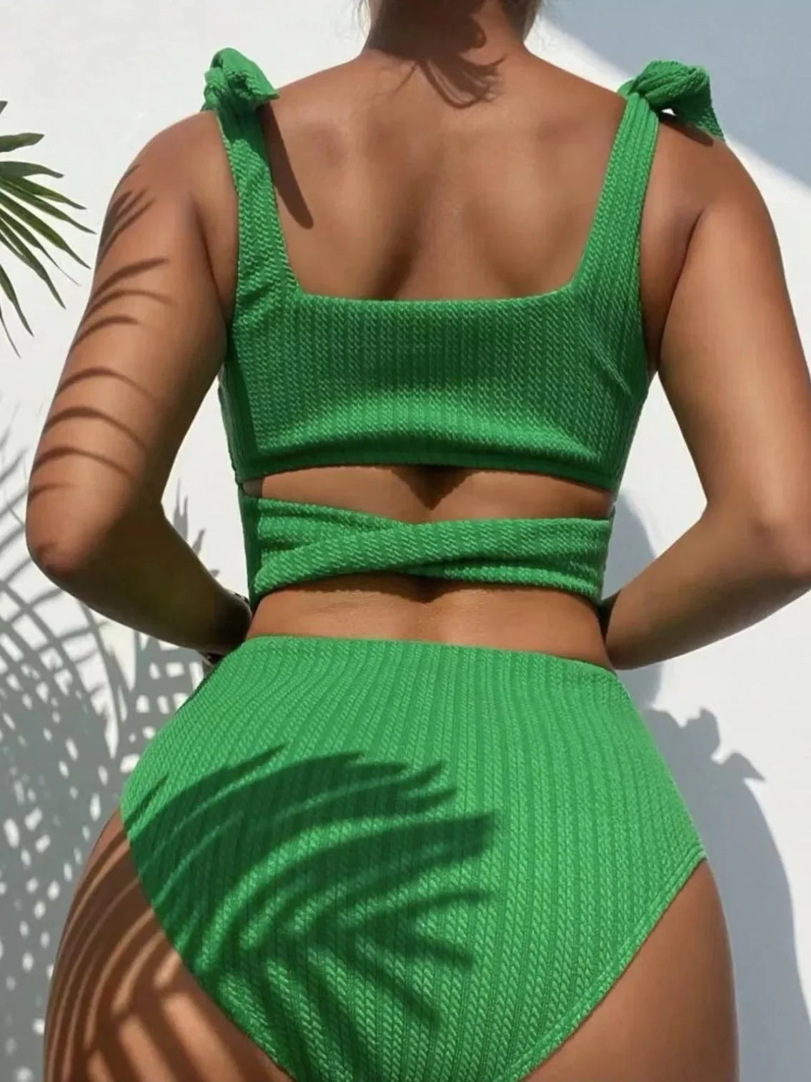 Biquíni Feminino com cor única e detalhe na alça Suzan