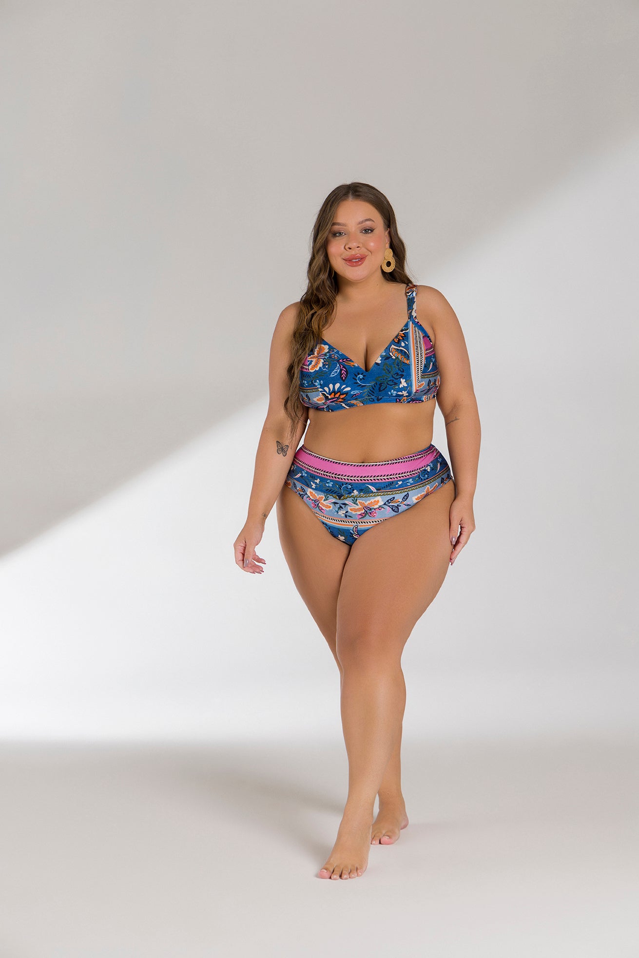 beachwear

biquíni 'cheeky'

biquíni animal print

biquíni asa delta

biquíni cortininha

biquíni de cintura alta

biquíni geometria / tie-dye

biquíni neon

biquíni plus size

biquíni strapless ou sem alças