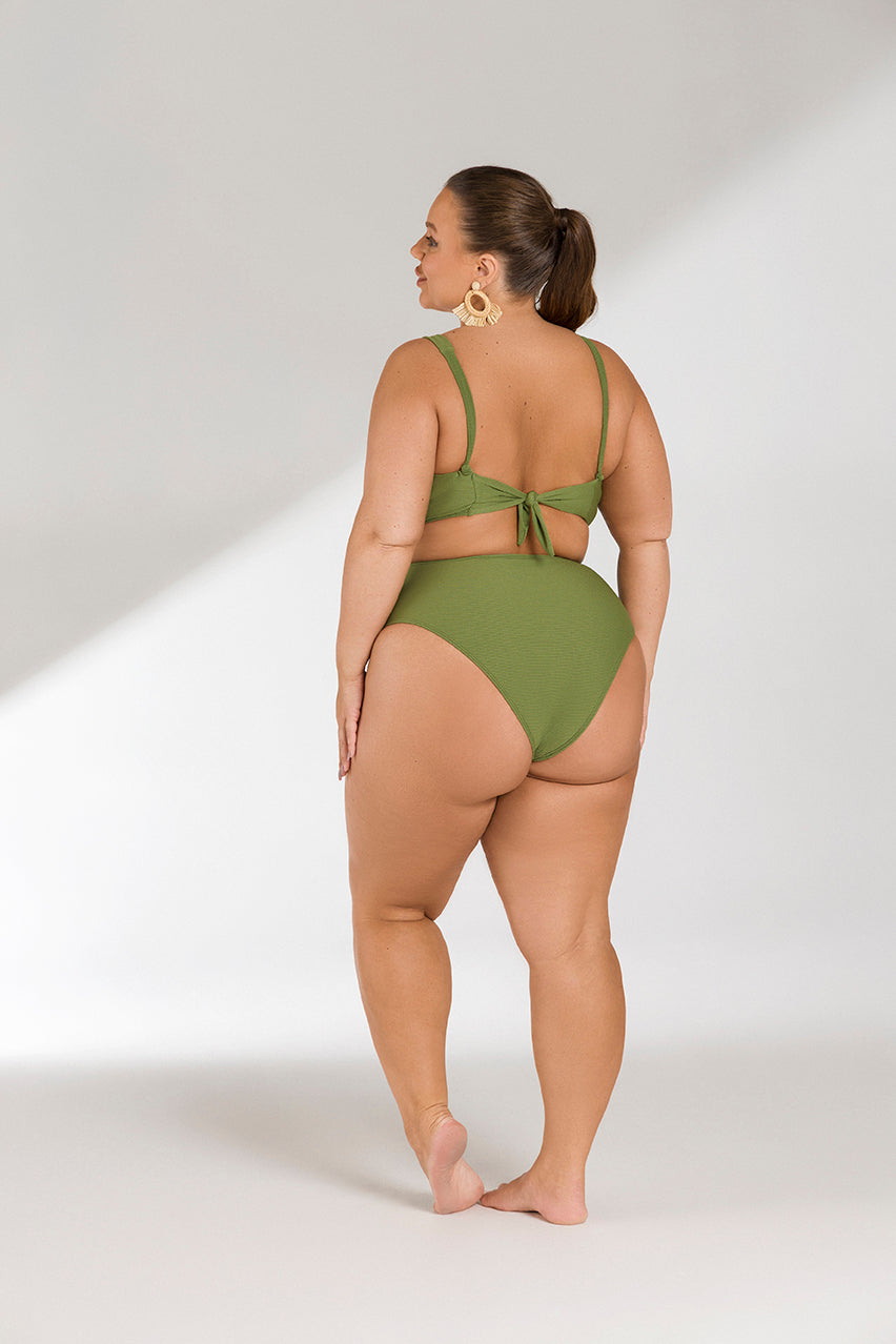 biquíni strapless ou sem alças

biquíni plus size

biquíni neon

biquíni geometria / tie-dye

biquíni de cintura alta

biquíni cortininha

biquíni asa delta

biquíni animal print

biquíni 'cheeky'

beachwear