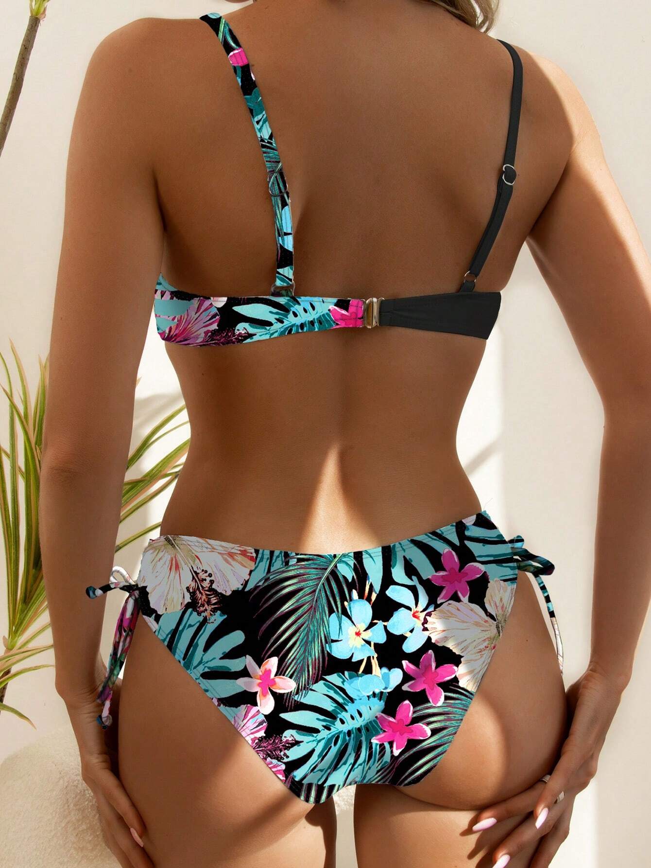 Biquini Feminino Detalhes Cruzados Estampa Tropical Eunice
