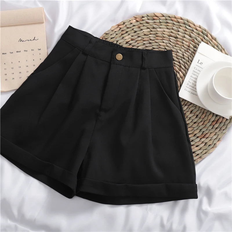 Shorts Feminino com cintura de elástico e detalhe de botão na frente Barbara